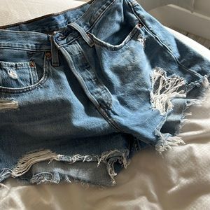 High wasted ripped Levi jean shorts
